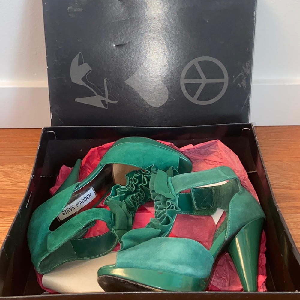 SOLD!!! 
GENTLY USED ; STEVE MADDEN SUEDE GREEN HEEL SIZE 7